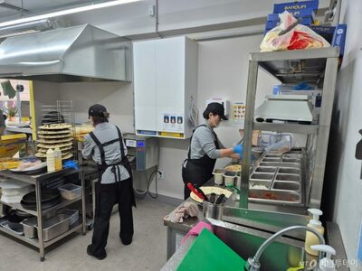 「長年の専業主婦」韓国65歳女性、初出勤はピザ店…「ママも稼いでいるのよ」第二の人生が始まった日