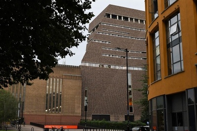 10階展望台から6歳児投げ落とす、17歳少年を逮捕 英テート・モダン