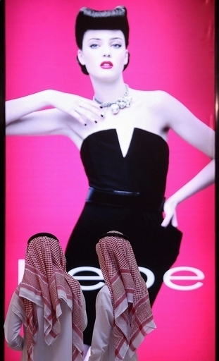 デジタル処理で良く見せたファッション写真に「ただし書き」を！仏国会議員ら