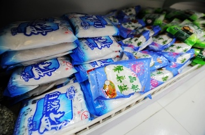 「中国の塩は腎臓に悪い」？ ネット情報に振り回される母親たち