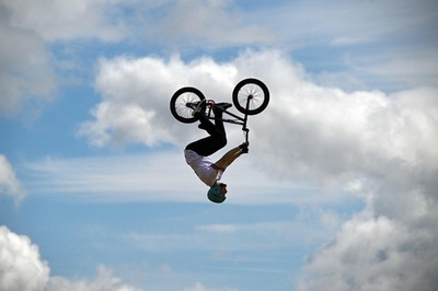 【今日の1枚】宙空に静止!? 自転車世界選手権 英