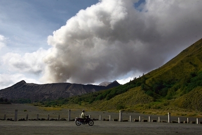 ブロモ山で噴火の恐れ、警戒レベル引き上げ インドネシア