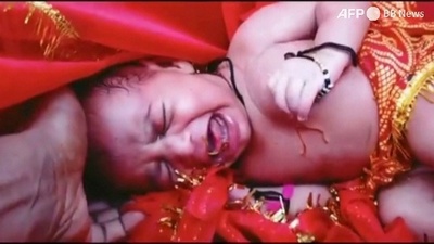 動画:ガンジス川に浮かぶ箱から新生児発見 生きていて元気 インド