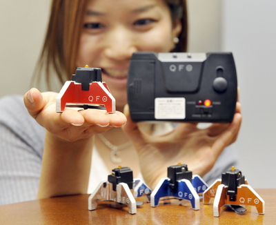 タカラトミー、無線操縦の円盤形玩具「QFO」を発売