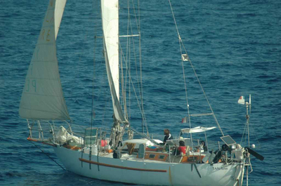 ソマリア海賊乗っ取りのヨット、仏軍の救出作戦で人質1人死亡