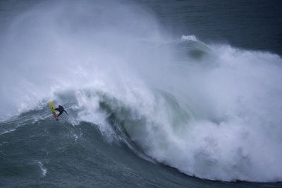 大波を華麗に乗りこなすサーファーたち、ポルトガルで競技会