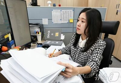 [KWレポート] “崖っぷち”韓国の検事 (上)…昼食10分、深夜帰宅、机には何万ページもの事件記録