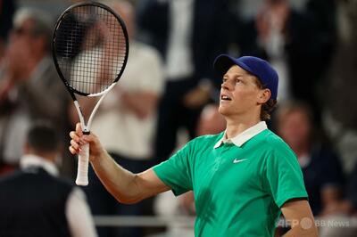 シナーが準々決勝進出 ルブレフに快勝 全仏OP