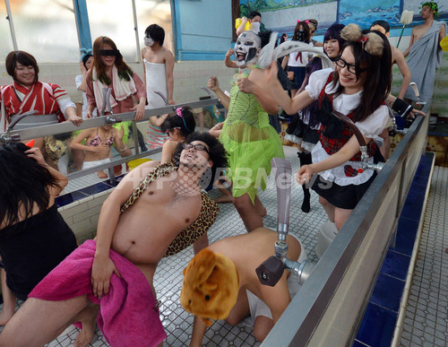 都内の銭湯でダンス ネット上で大流行 ハーレム シェイク 写真6枚 ファッション ニュースならmode Press Powered By Afpbb News
