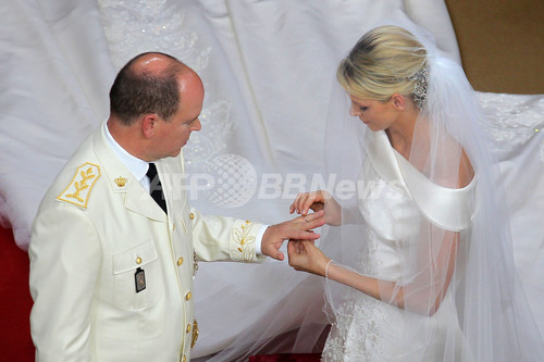 モナコ公が宗教婚式、公妃の瞳には涙