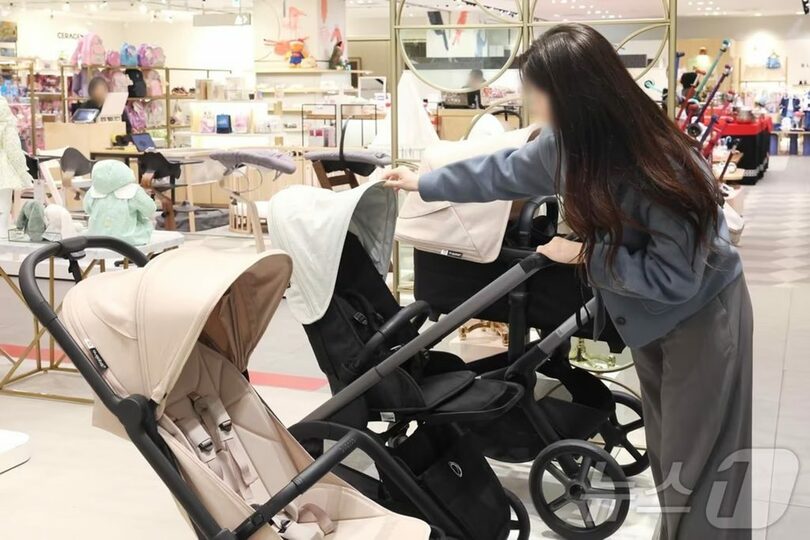百貨店でベビーカー売り場を見て回る来店客の様子(c)news1
