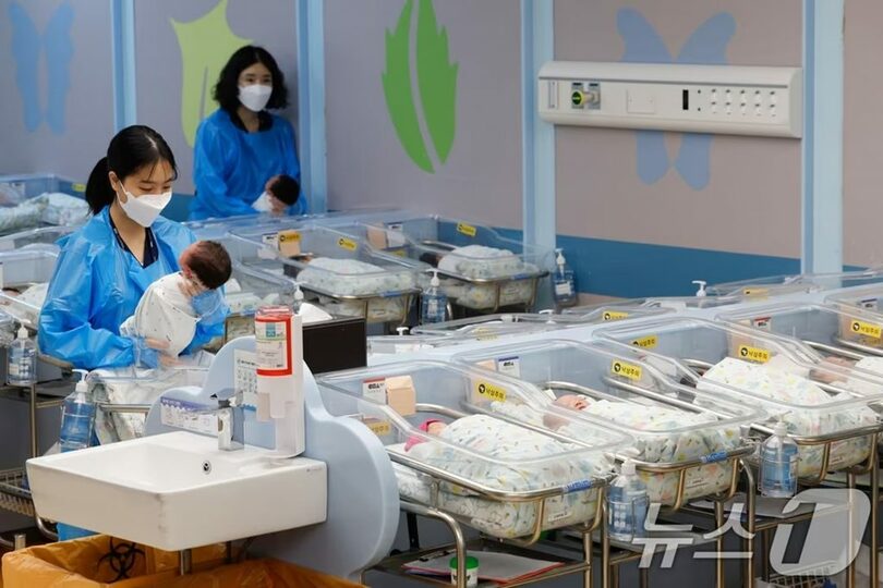 京畿道高陽市のチャ医科学大学一山チャ病院新生児室(c)news1