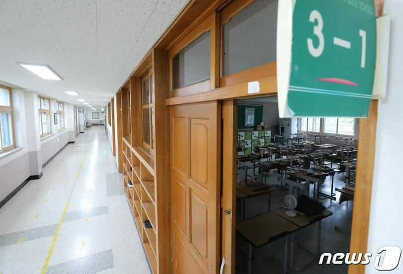 京畿道華城市の学校で無人となった教室(c)news1