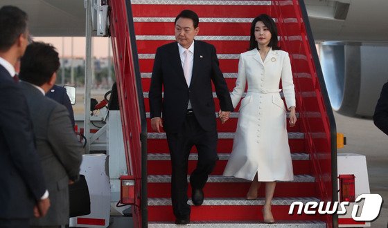 27日午後（現地時間）、スペイン・マドリード国際空港に到着したユン・ソンニョル（尹錫悦）大統領と妻の金建希（キム・ゴニ）氏（大統領室写真記者団）(c)news1