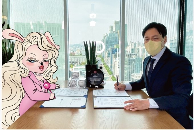 ララブー（左）とリュ・スンホ弁護士（時雨提供）(c)MONEYTODAY