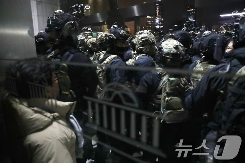 4日未明、国会本庁前で、戒厳軍ともみ合いになる国会関係者ら(c)news1