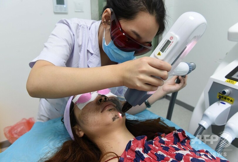 鼻の整形手術で19歳女性が死亡 危険はびこる中国の美容整形業界