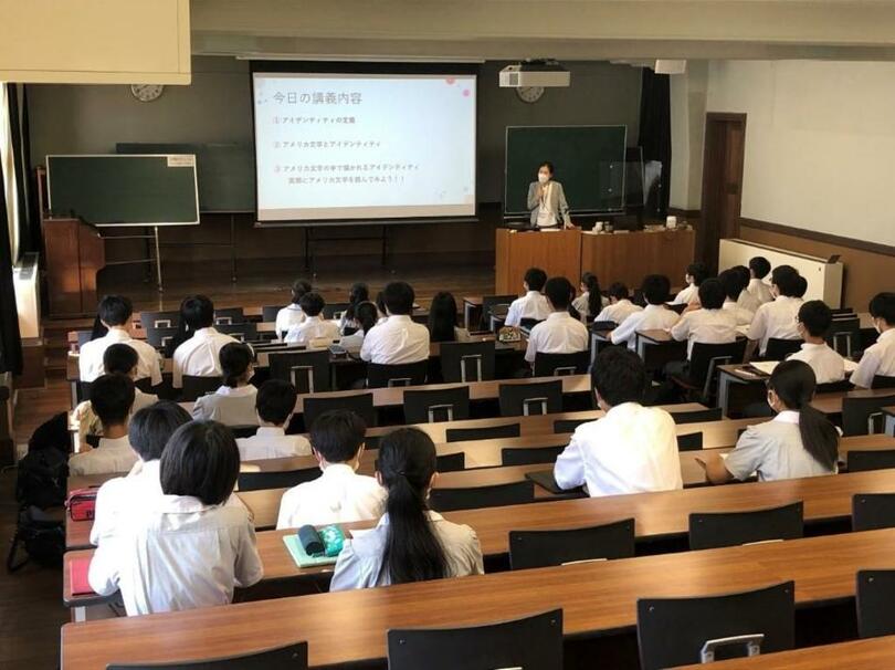 神戸女学院大学が仁川学院高校の生徒を対象とした高大連携講座を実施 4名の教員が「アイデンティティ」を共通テーマに模擬講義 写真1枚 国際ニュース：AFPBB News