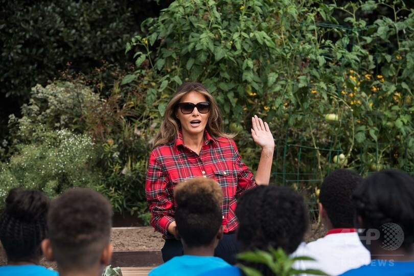 トランプ夫人、オバマ夫人の菜園で野菜収穫