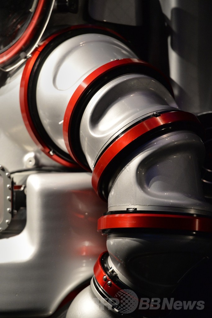 水深305mまで可能、最先端の潜水服「エクソスーツ」