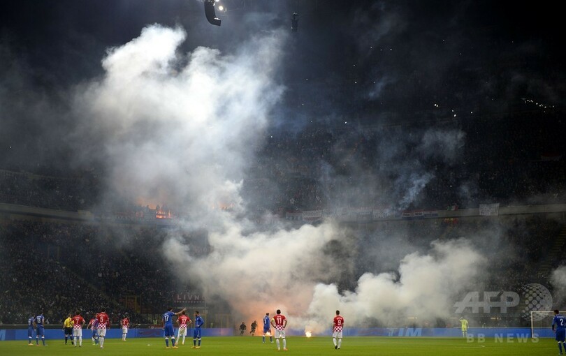 伊とクロアチアは引き分け 発煙筒で試合が一時中断 欧州選手権予選 写真10枚 国際ニュース Afpbb News