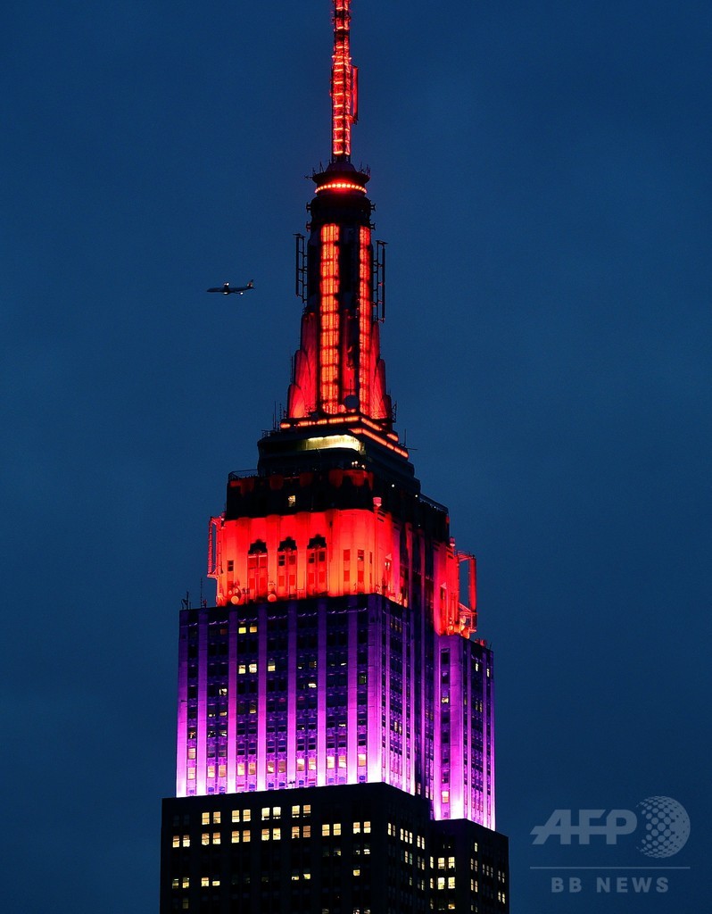 米nyのエンパイアビルが赤と紫に ナイジェリア少女拉致1年で 写真5枚 国際ニュース Afpbb News