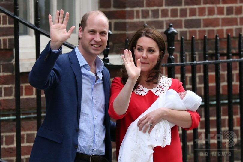 英王子夫妻、第3子をお披露目 退院し公邸へ