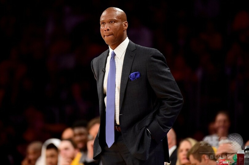 低迷のレイカーズ、バイロン・スコットHCの解任を発表