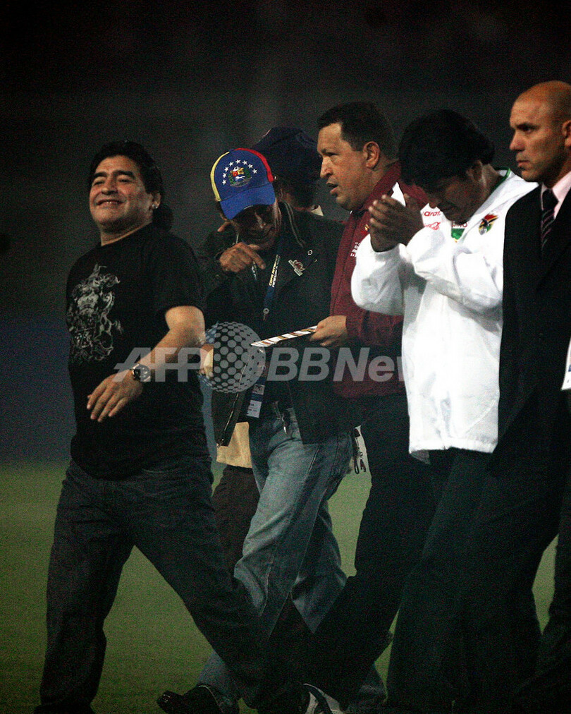 マラドーナ氏 コパ・アメリカで始球式