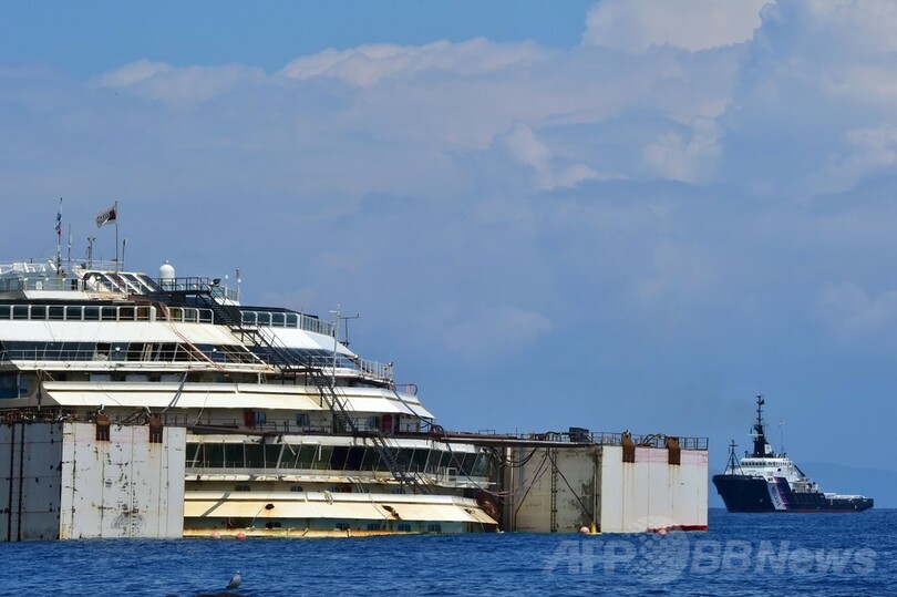 伊座礁船コスタ・コンコルディア、浮上えい航計画