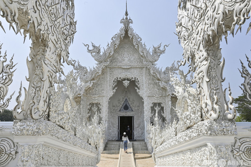 白い寺院「ワット・ロンクン」 斬新な装飾も魅力 タイ