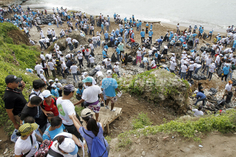 ドミニカ共和国の砂浜をきれいに、国際海岸清掃の日