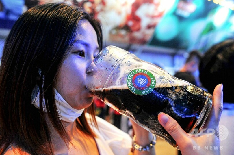 中国・青島で恒例のビール祭り開幕、マスク外し乾杯