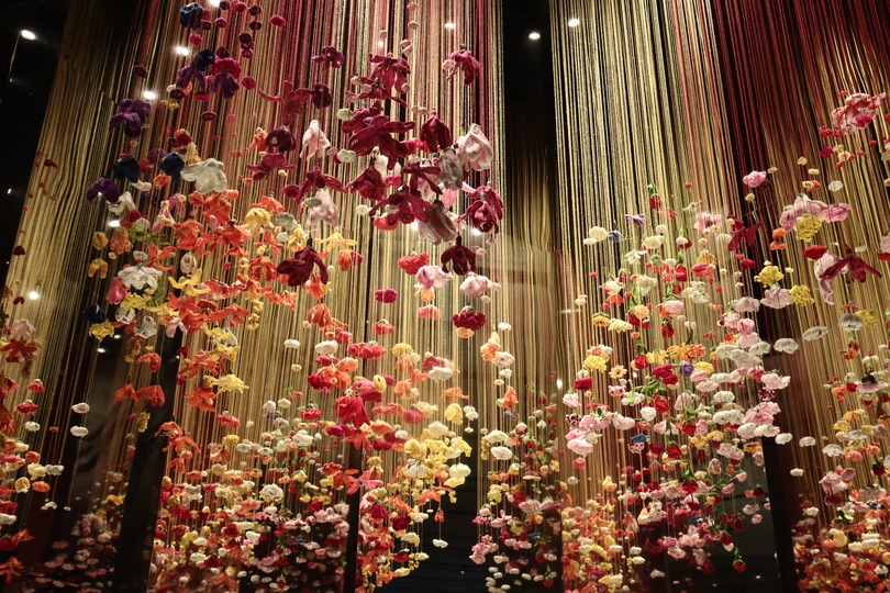 陶器のインスタレーション 中国の陶芸家、朱楽耕氏の芸術展