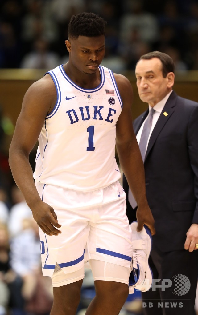 ナイキシューズが試合中に崩壊、花形選手負傷  米大学バスケ