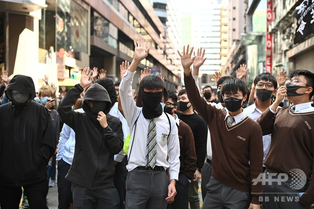 香港警察、大学包囲を終了 市内ではフラッシュモブの抗議 写真9枚 国際