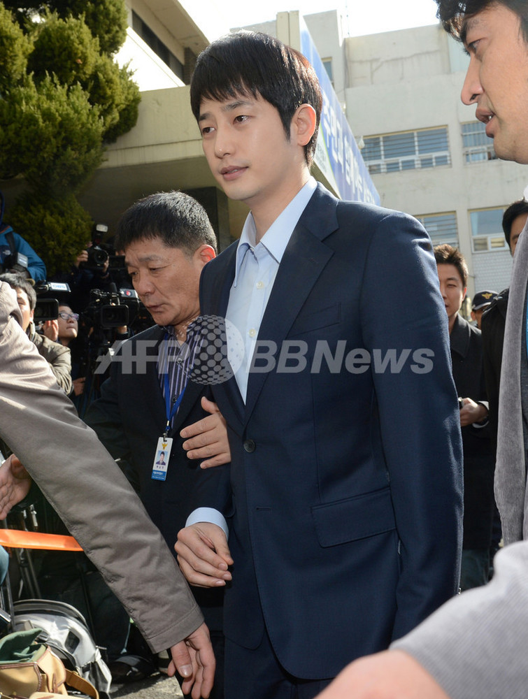 パク・シフ、ソウルの警察署に出頭 写真5枚 国際ニュース：AFPBB News