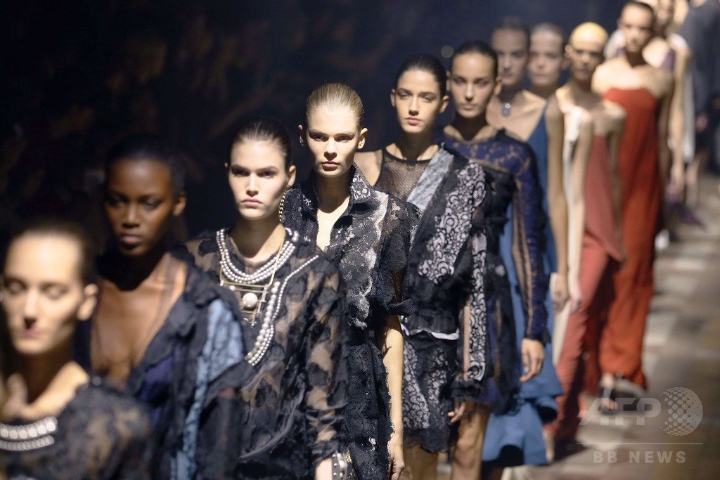 シンプルでエレガントなジャージードレスに注目、「ランバン」15年春夏