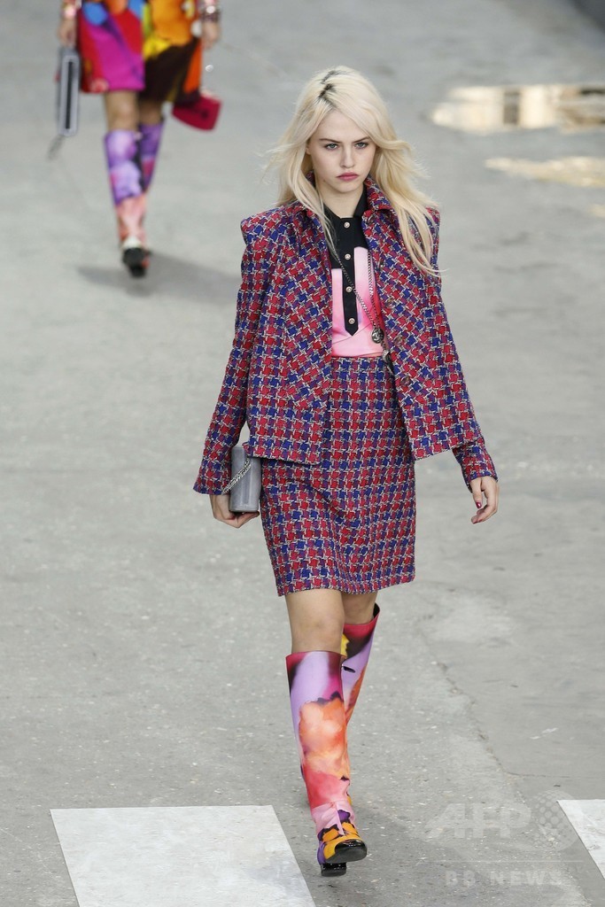 「戦争ではなくファッションを創ろう！」モデルらがデモ行進、「シャネル」15年春夏