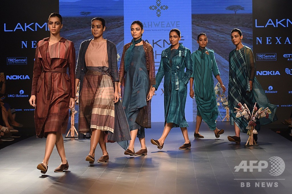 インドでファッションウィーク、地元デザイナーらが新作