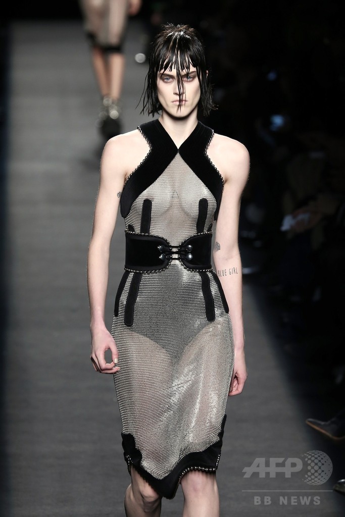 レザーやベルベットで表現するヘビメタ、「アレキサンダー ワン」15/16年秋冬