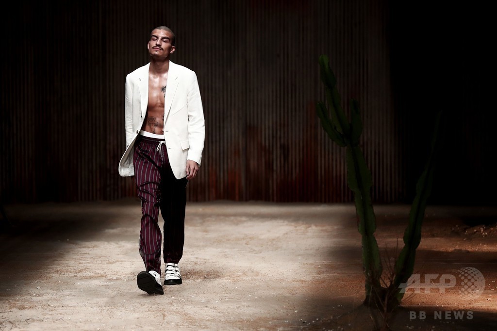 東京からトランプに"中指立て"、「ウミット ベナン」17年春夏