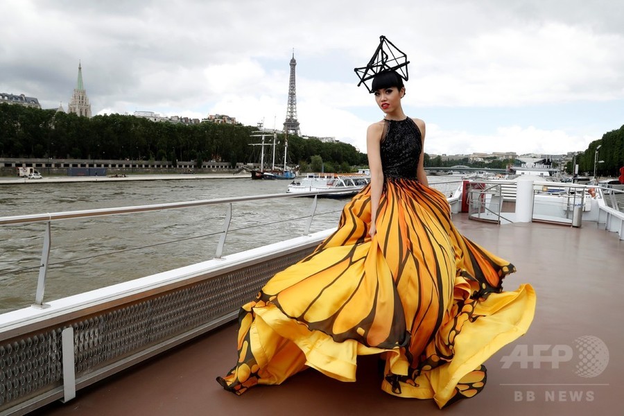 セーヌ川の船上でファッションショー