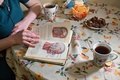ウクライナの首都キエフのアパートで、本を読む代理出産で4回目の妊娠中のオルガさん（2020年6月4日撮影）。(c)Sergei SUPINSKY / AFP