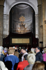 イタリア・トリノ（Turin）の大聖堂で公開された「トリノの聖骸布（Shroud of Turin）」（中央）を眺めるひとびと（2010年4月10日撮影）。(c)AFP/VINCENZO PINTO