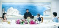 韓国と北朝鮮の軍事境界線上の板門店で開かれた南北首脳会談の晩さん会で、韓国の文在寅大統領（右から2番目）らを前にスピーチに行う北朝鮮の金正恩朝鮮労働党委員長（中央、2018年4月27日撮影）。(c)AFP PHOTO / Korea Summit Press Pool