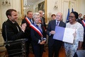 仏中部オルレアンで、フランスの市民権を得た女性（右）に拍手を送るエマニュエル・マクロン大統領（左、2017年7月27日撮影）。(c)AFP/Michel Euler