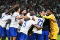 サッカー欧州選手権準々決勝、ポルトガル対フランス。勝利を喜ぶフランスの選手（2024年7月5日撮影）。(c)JAVIER SORIANO / AFP