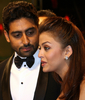 バンコク（Bangkok）で開催された「国際インド映画アカデミー賞（International Indian Film Academy Awards、IIFA）」受賞式に登場した、俳優のアビシェーク・バッチャン（Abhishek Bachchan、左）と妻で女優のアイシュワリヤ・ライ（Aishwarya Rai、2008年6月8日撮影）。(c)AFP/Indranil MUKHERJEE