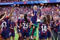 女子サッカー欧州チャンピオンズリーグ決勝、FCバルセロナ対オリンピック・リヨン。優勝を喜ぶFCバルセロナの選手（2024年5月25日撮影）。(c)Pierre-Philippe MARCOU / AFP